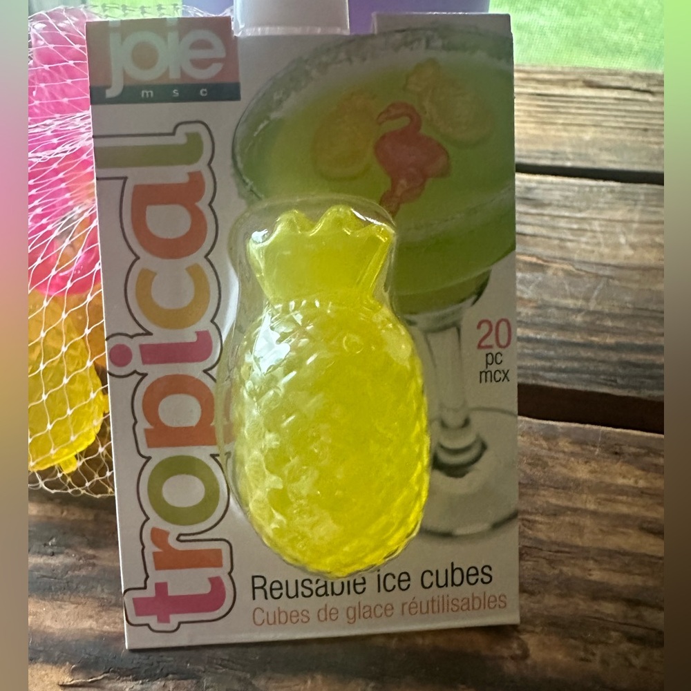 Joie Pineapple and Flamingo Reusable Ice Cubes 20 pc. ~ New - Picture 4 of 5